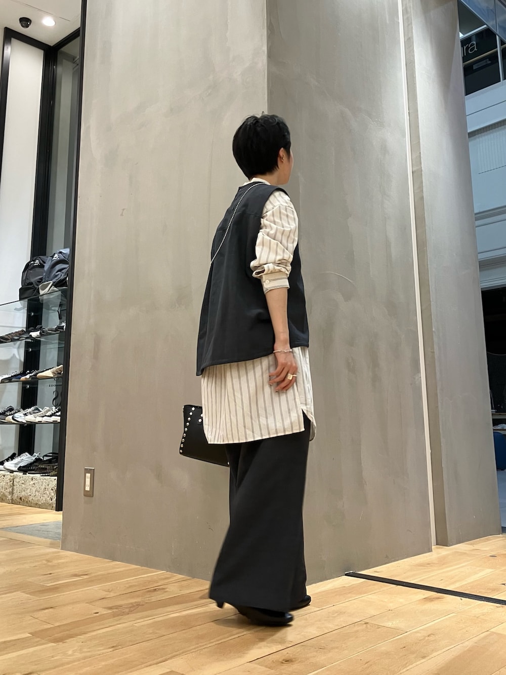 「EKAL、DOORS、FORK&SPOON、AULENTTI、SMELLY、30代前半、低身長、イエべ秋、骨格ナチュラル、ナチュラル×イエベ秋、シューズサイズ23cm〜23.5cm、シャツ、吸水速乾、UVカット」|「EKALの『吸水速乾/UVカット』ハイツイストフレンチスリーブブラウス(シャツ/ブラウス、グレー系)」を使った、よねむらあやさん(レディース・150cm)の秋コーディネートの3枚目の写真