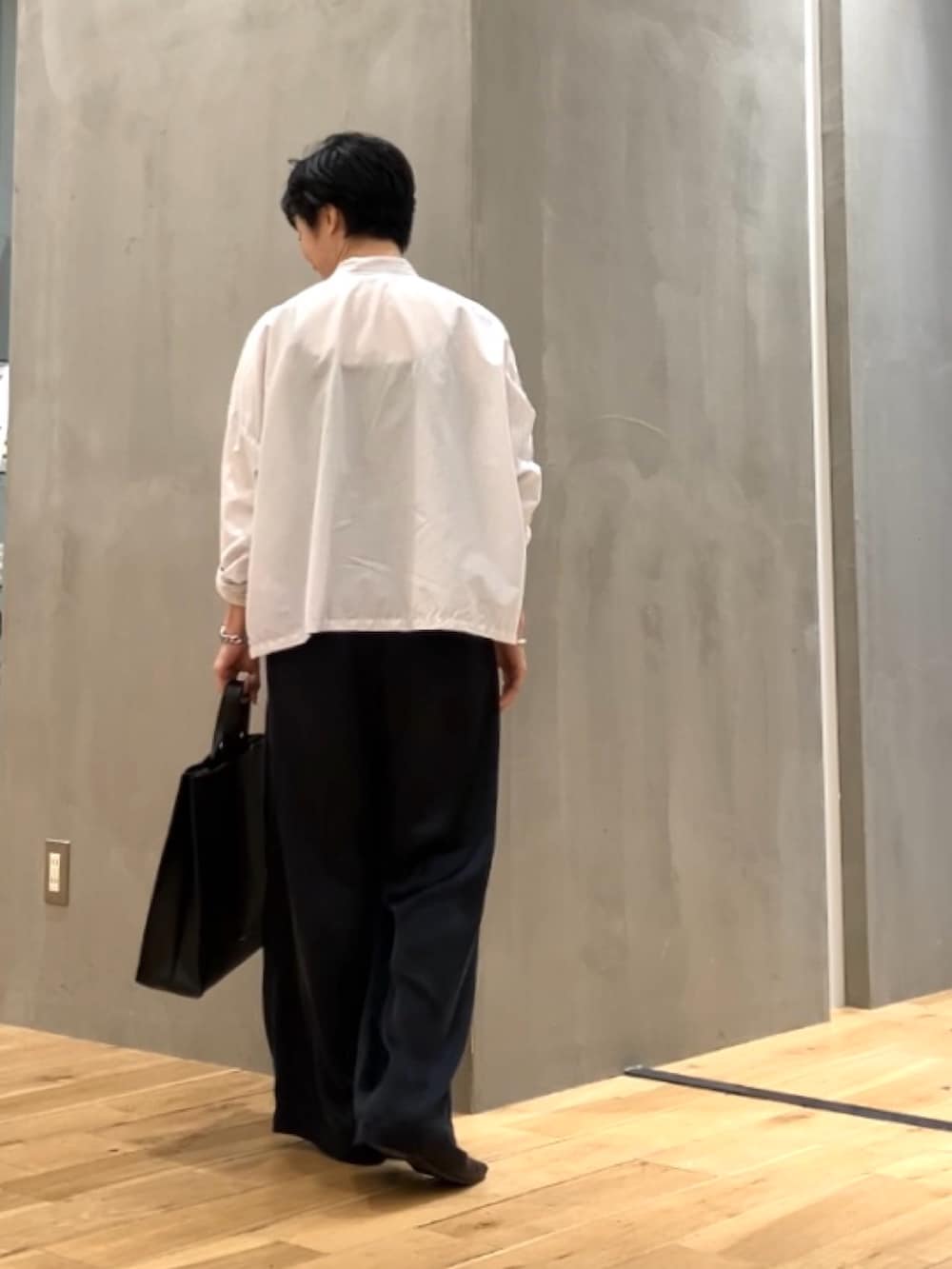 グレー系のシャツ/ブラウス、ブルー系のその他パンツ、ブラック系のハンドバッグを着用したレディースの夏コーディネートの4枚目の写真