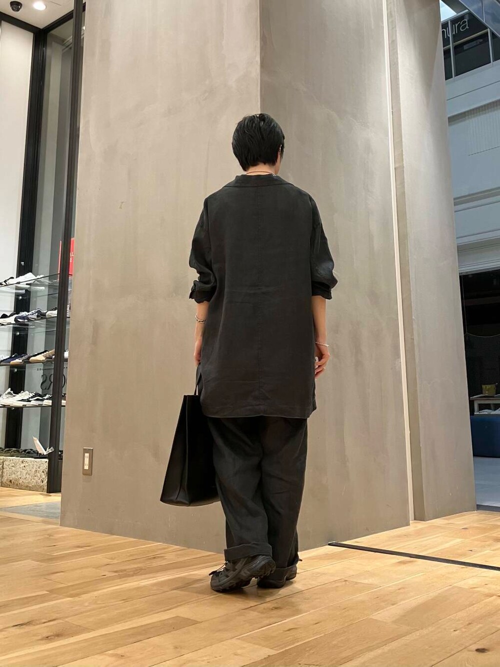 ブラック系のTシャツ/カットソー、ブラック系のその他パンツ、ブラック系のテーラードジャケットを着用したレディースの夏コーディネートの3枚目の写真