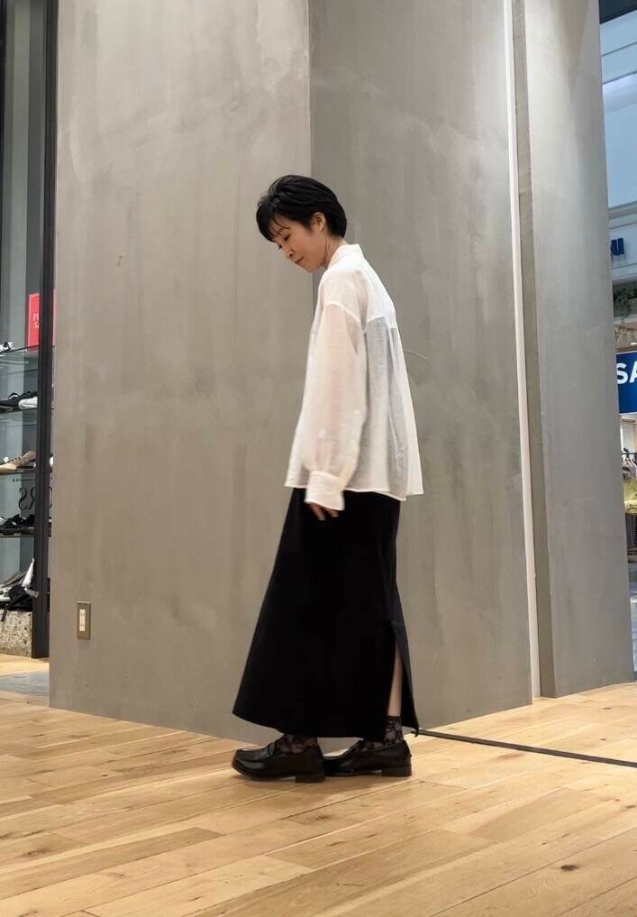 ブラック系のキャミソール、ブラック系のスカート、ホワイト系のシャツ/ブラウスを着用したレディースの夏コーディネートの4枚目の写真