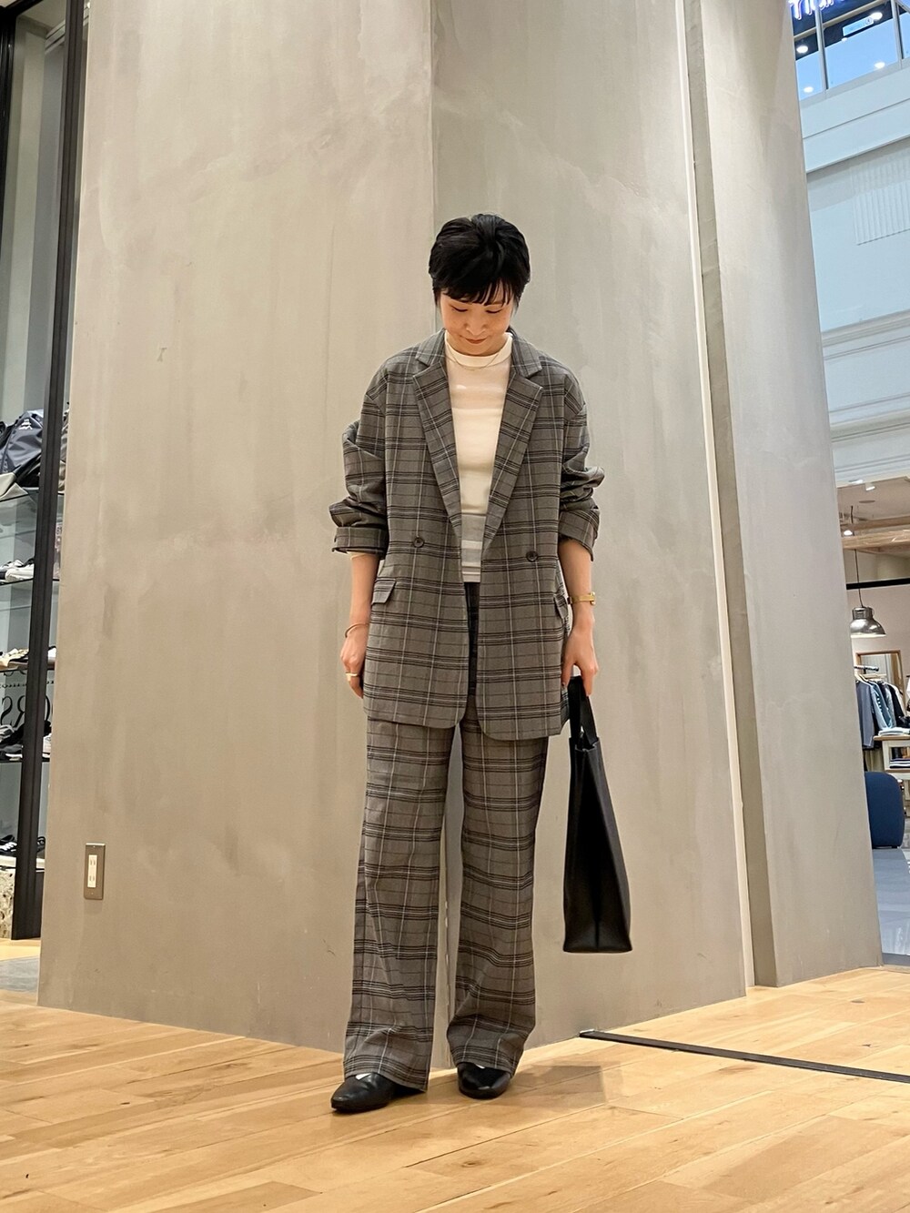 「FORK&SPOON、AudreyandJohnWad、URBAN RESEARCH、URBAN RESEARCH DOORS、Hender Scheme、30代前半、低身長、イエベ秋、骨格ナチュラル、ナチュラル×イエベ秋、シューズサイズ23cm〜23.5cm、ジャケット、パンツスタイル、セットアップ、チェック柄」|「FORK&SPOONの『セットアップ対応/イージーケア』FORK&SPOON ideal stretchイージーパンツ(その他パンツ、その他)」を使った、よねむらあやさん(レディース・150cm)の秋コーディネートの2枚目の写真