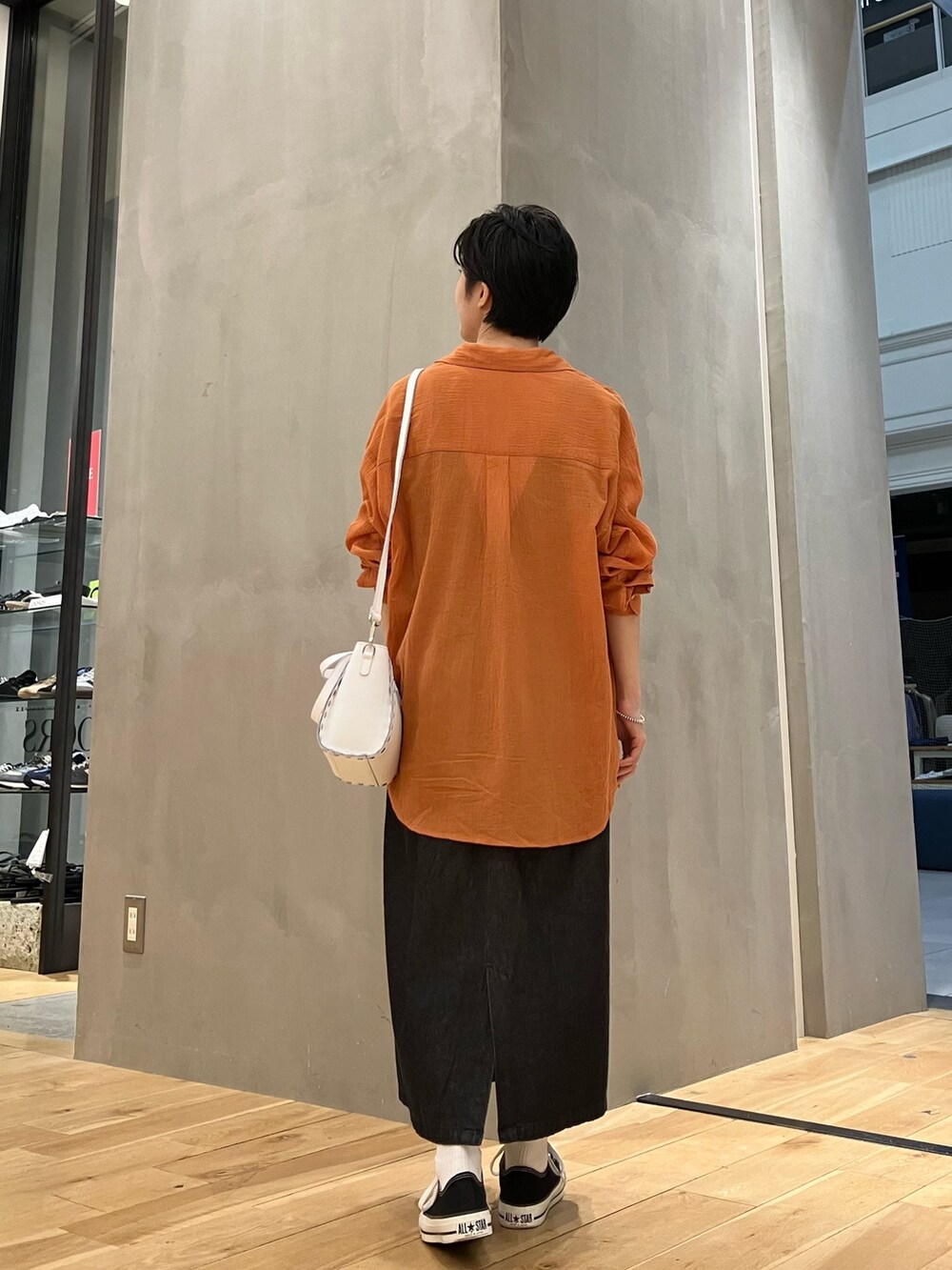 ブラック系のワンピース、オレンジ系のシャツ/ブラウス、ホワイト系のTシャツ/カットソーを着用したレディースの夏コーディネートの4枚目の写真