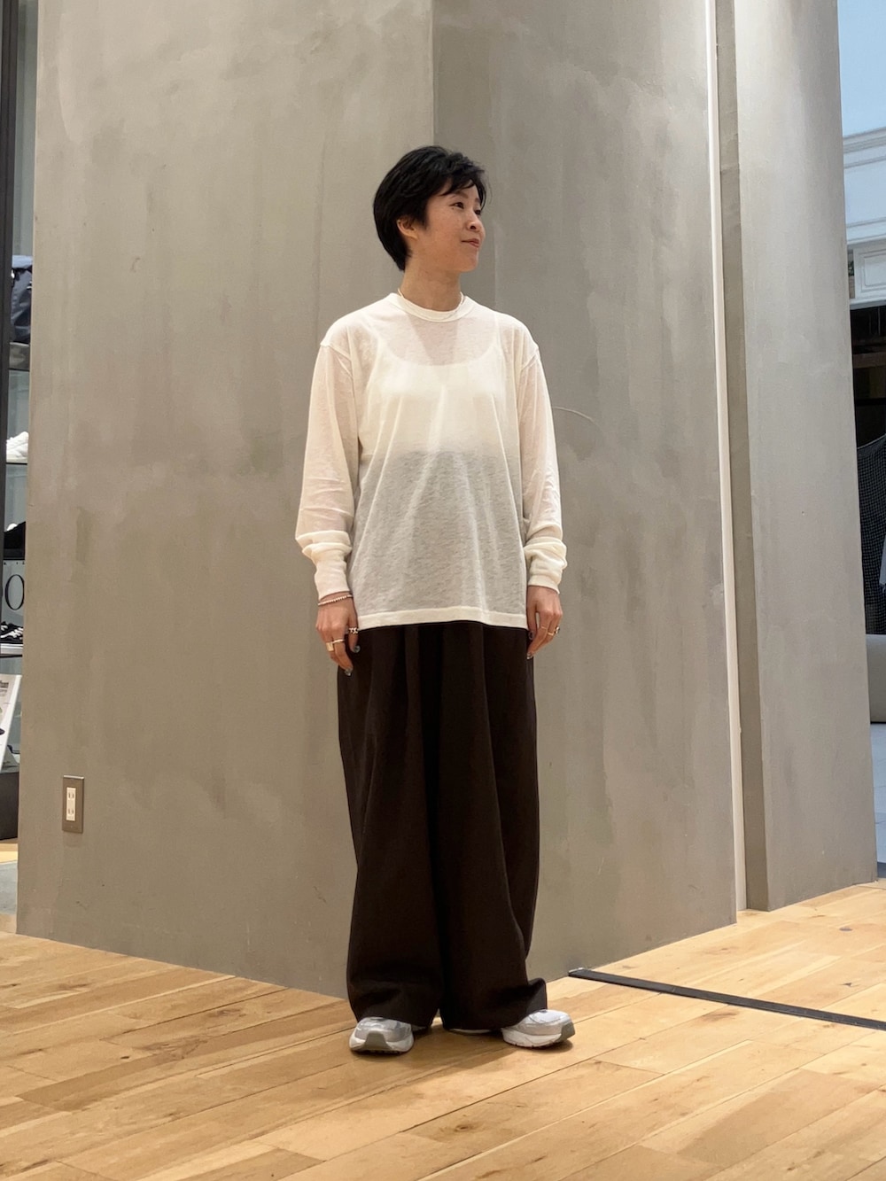 ブラック系のバックパック/リュック、シルバー系のスニーカー、ホワイト系のTシャツ/カットソーを着用したレディースの秋コーディネートの6枚目の写真