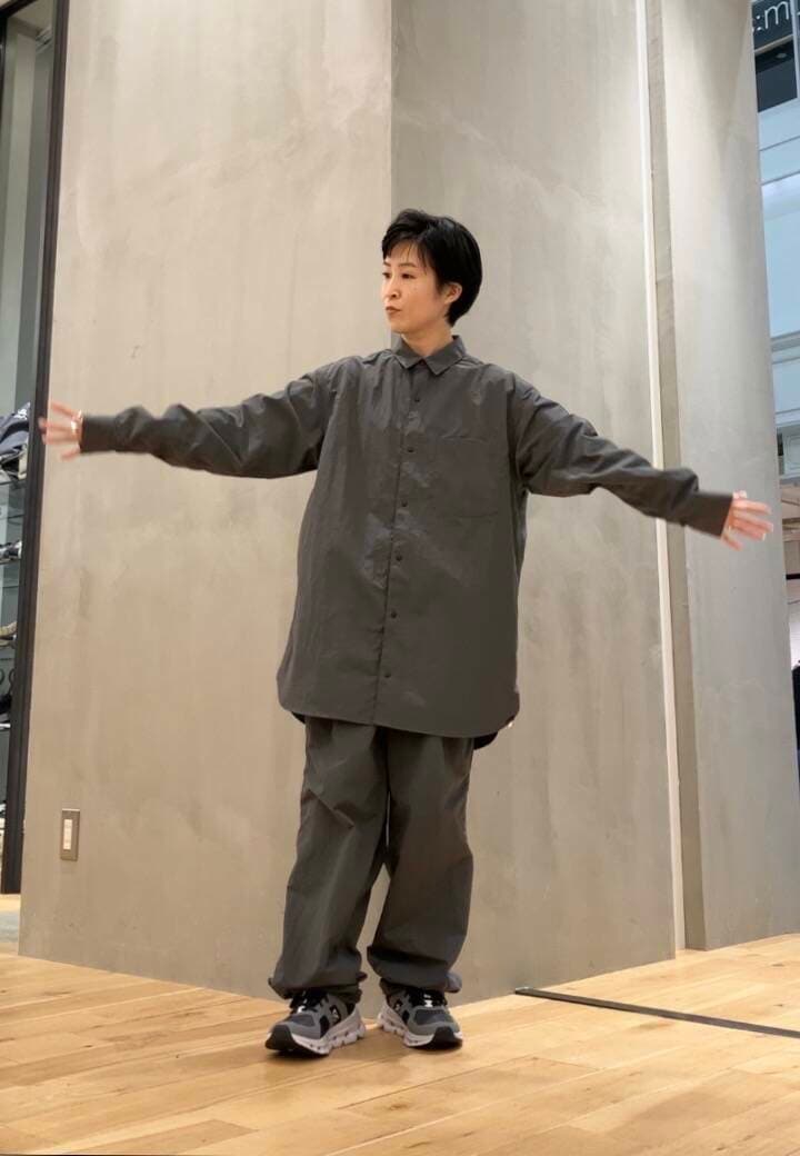 ホワイト系のTシャツ/カットソー、グレー系のシャツ/ブラウス、グレー系のその他パンツを着用したレディースの秋コーディネートの5枚目の写真