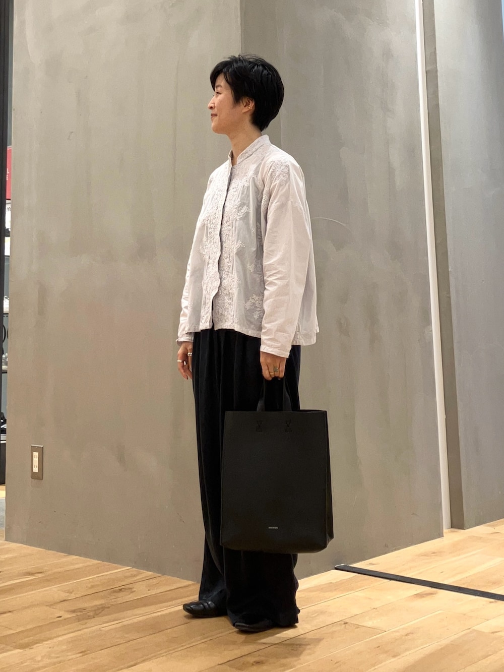 グレー系のシャツ/ブラウス、ブルー系のその他パンツ、ブラック系のハンドバッグを着用したレディースの夏コーディネートの3枚目の写真