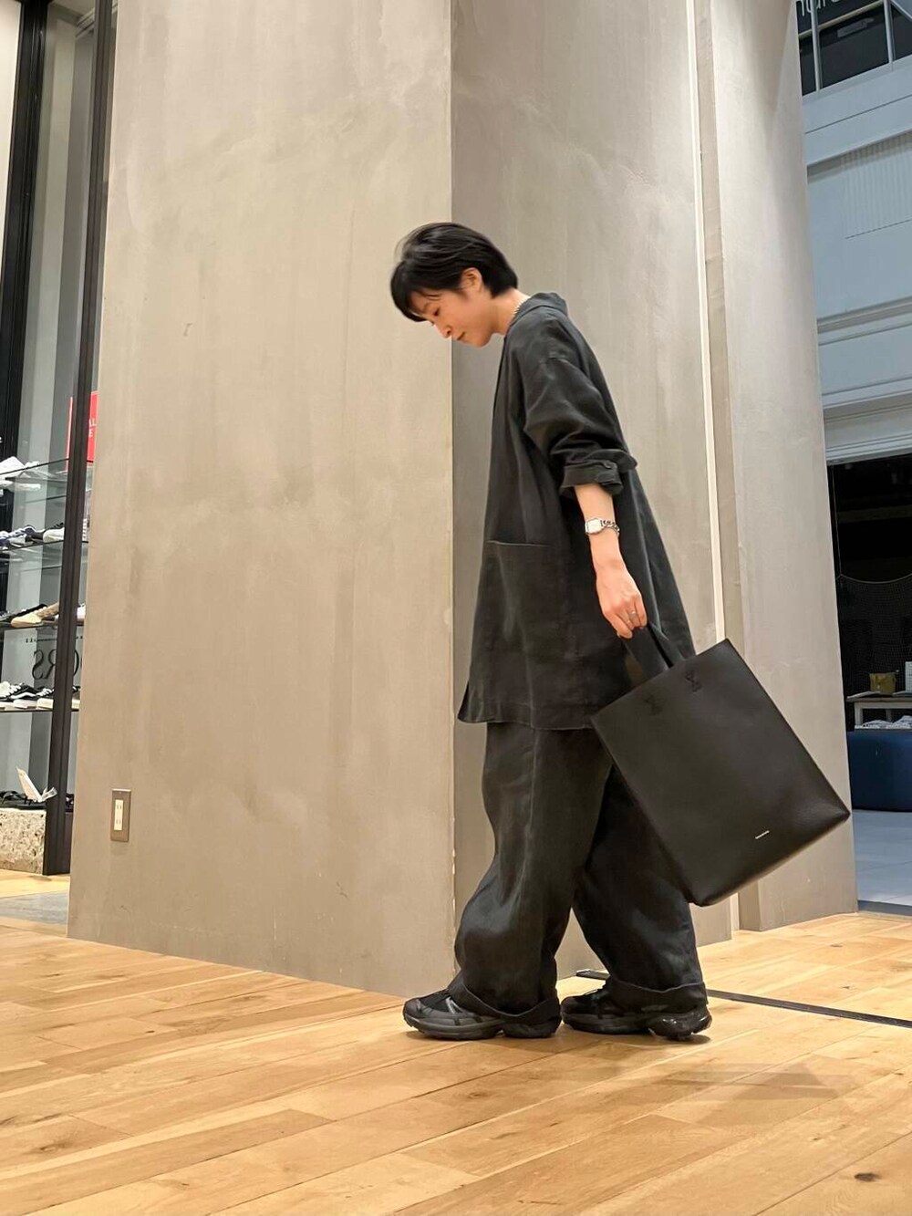 ブラック系のTシャツ/カットソー、ブラック系のその他パンツ、ブラック系のテーラードジャケットを着用したレディースの夏コーディネートの2枚目の写真