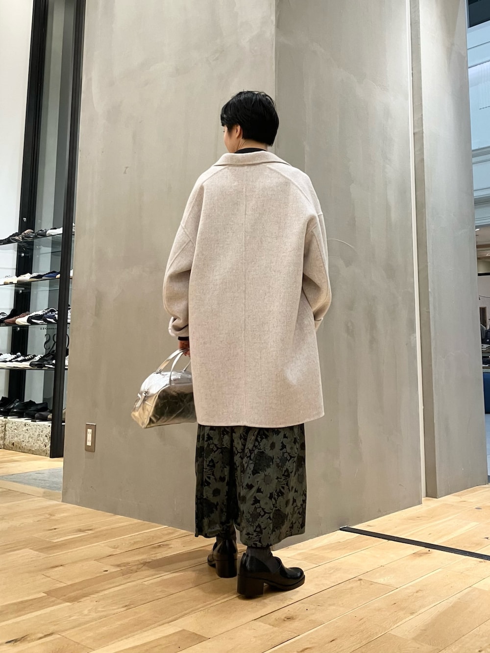 グレー系のニット/セーター、ベージュ系のその他アウター、シルバー系のショルダーバッグを着用したレディースの冬コーディネートの8枚目の写真