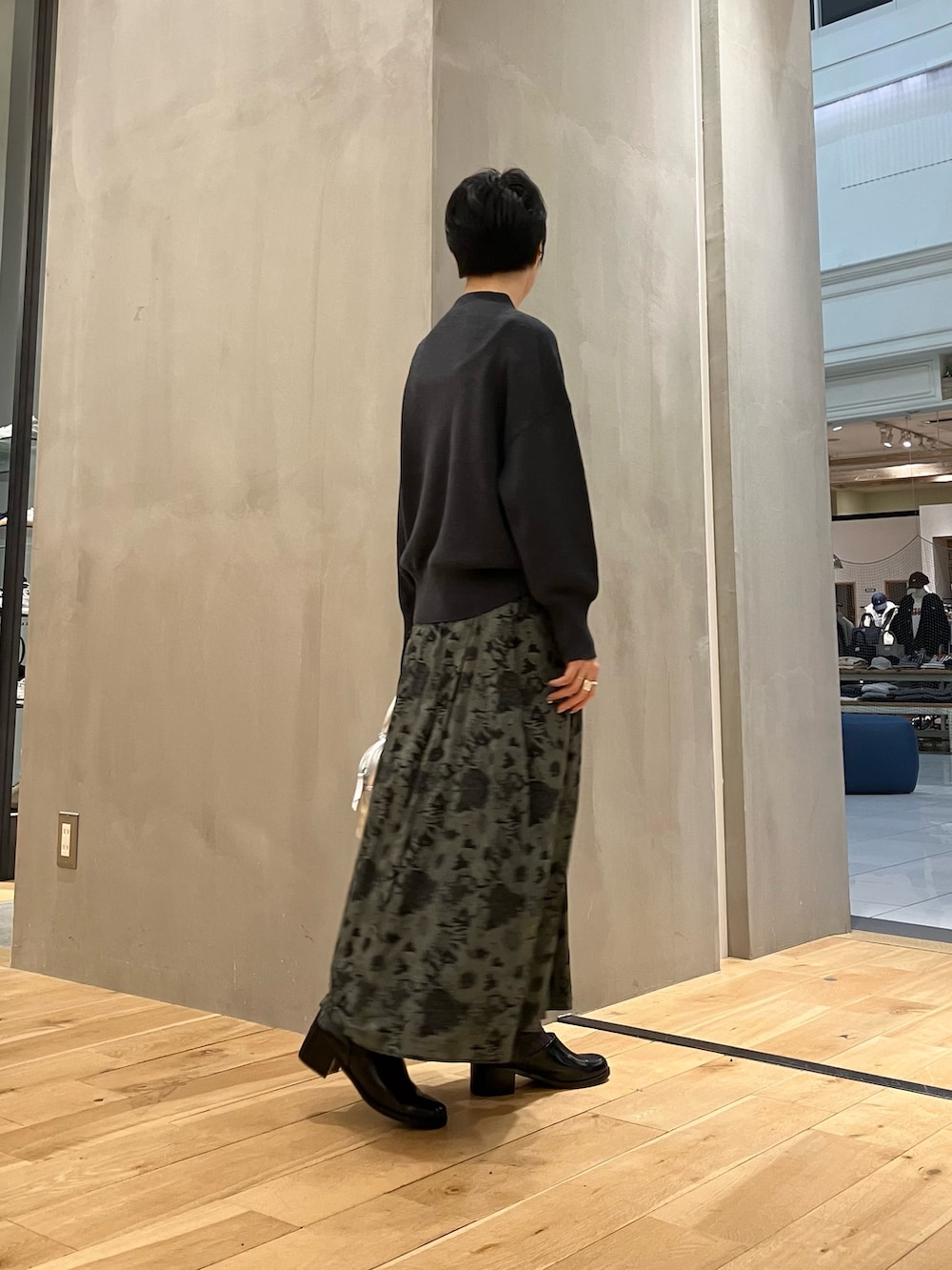 グレー系のニット/セーター、ベージュ系のその他アウター、シルバー系のショルダーバッグを着用したレディースの冬コーディネートの5枚目の写真