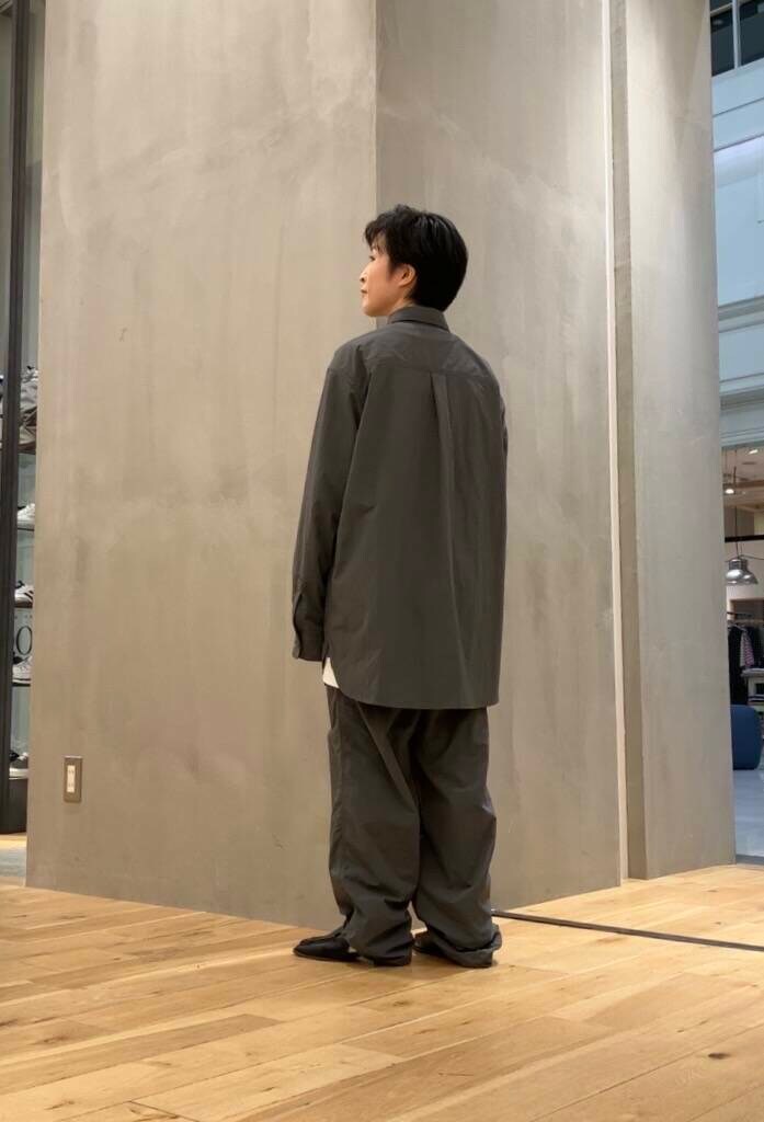 ホワイト系のTシャツ/カットソー、グレー系のシャツ/ブラウス、グレー系のその他パンツを着用したレディースの秋コーディネートの4枚目の写真