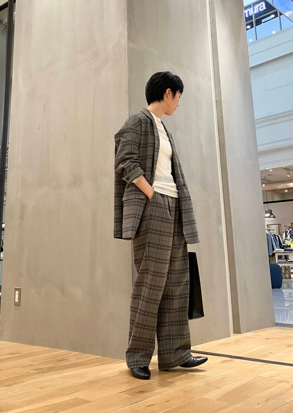 ホワイト系のキャミソール、ホワイト系のTシャツ/カットソー、ブラック系のパンプスを着用したレディースの秋コーディネートの5枚目の写真