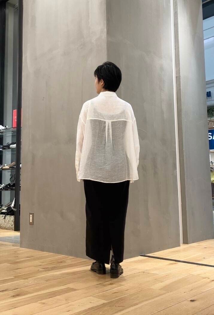 ブラック系のキャミソール、ブラック系のスカート、ホワイト系のシャツ/ブラウスを着用したレディースの夏コーディネートの5枚目の写真