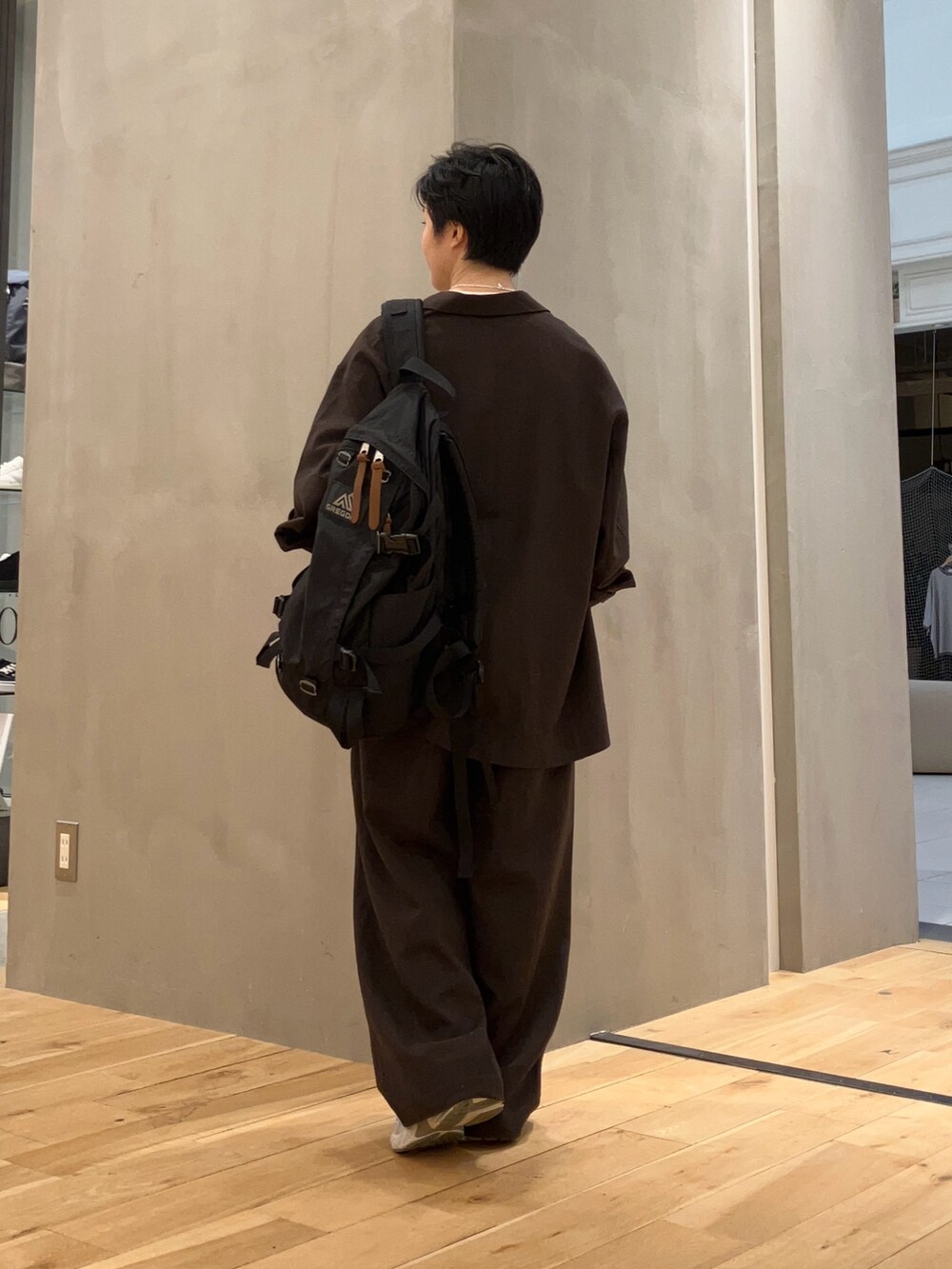 ブラック系のバックパック/リュック、シルバー系のスニーカー、ホワイト系のTシャツ/カットソーを着用したレディースの秋コーディネートの4枚目の写真