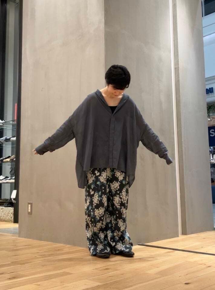 ブラック系のキャミソール、ブラック系のその他パンツ、ブラック系のパンプスを着用したレディースの夏コーディネートの6枚目の写真