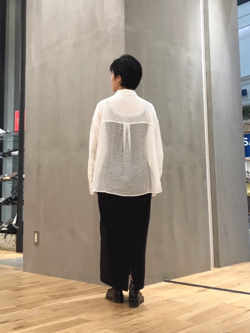 ホワイト系のシャツ/ブラウス、ブラック系のスカート、ブラウン系のショルダーバッグを着用したレディースの夏コーディネートの5枚目の写真