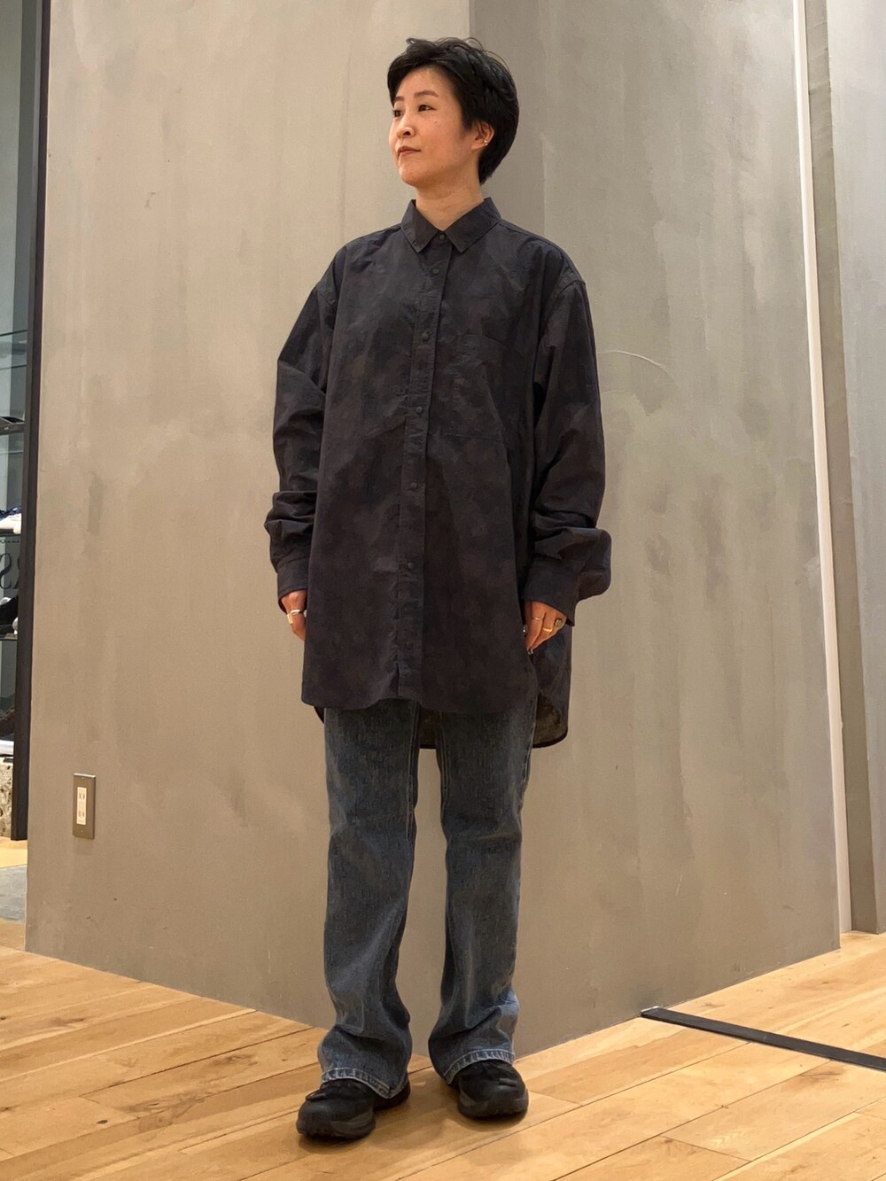 ブルー系のデニムパンツ、グレー系のショルダーバッグ、ブラック系のスニーカーを着用したレディースの夏コーディネートの6枚目の写真