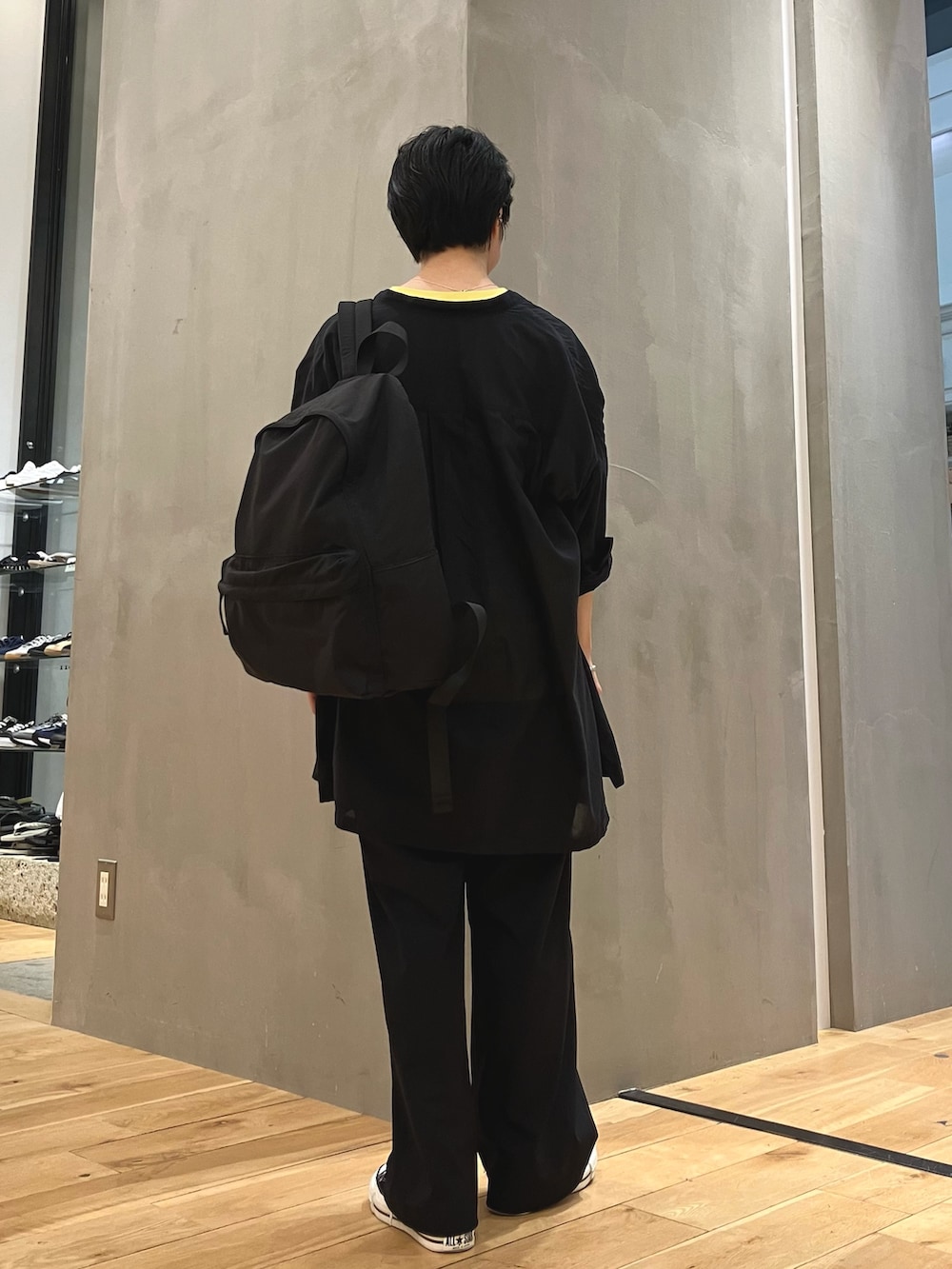 ブラック系のシャツ/ブラウス、イエロー系のTシャツ/カットソー、ブラック系のスニーカーを着用したレディースの夏コーディネートの2枚目の写真