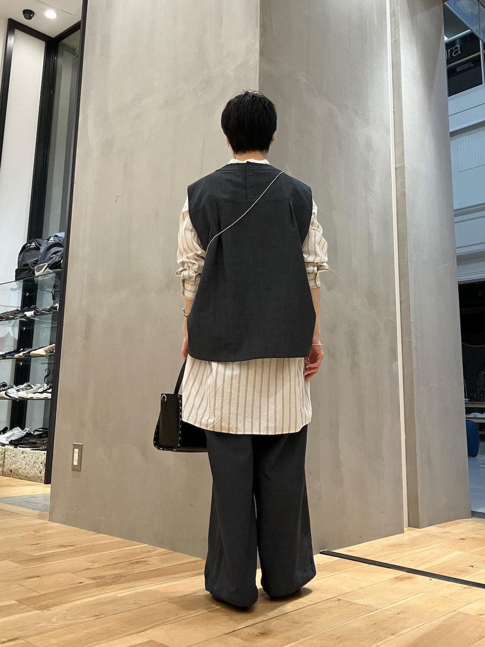「EKAL、DOORS、FORK&SPOON、AULENTTI、SMELLY、30代前半、低身長、イエべ秋、骨格ナチュラル、ナチュラル×イエベ秋、シューズサイズ23cm〜23.5cm、シャツ、吸水速乾、UVカット」|「EKALの『吸水速乾/UVカット』ハイツイストフレンチスリーブブラウス(シャツ/ブラウス、グレー系)」を使った、よねむらあやさん(レディース・150cm)の秋コーディネートの4枚目の写真