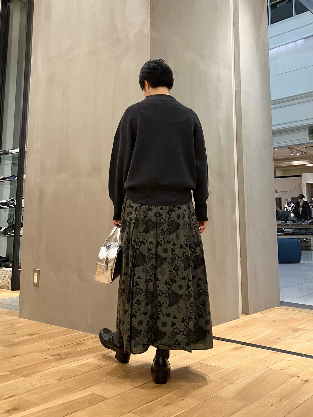 グレー系のニット/セーター、ベージュ系のその他アウター、シルバー系のショルダーバッグを着用したレディースの冬コーディネートの4枚目の写真