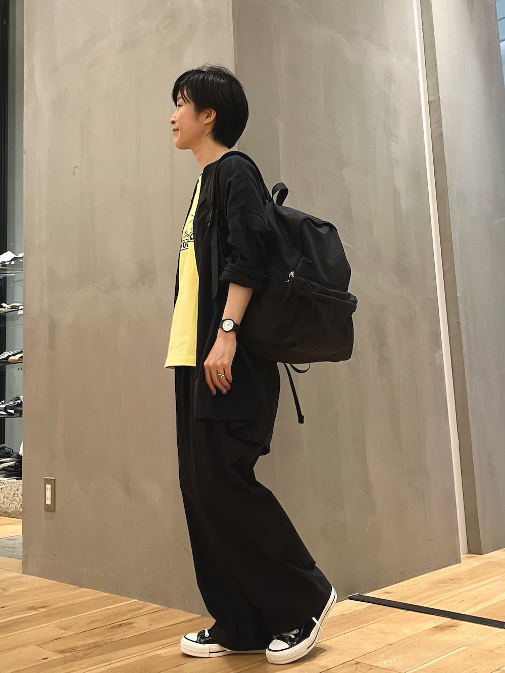 ブラック系のシャツ/ブラウス、イエロー系のTシャツ/カットソー、ブラック系のスニーカーを着用したレディースの夏コーディネートの3枚目の写真