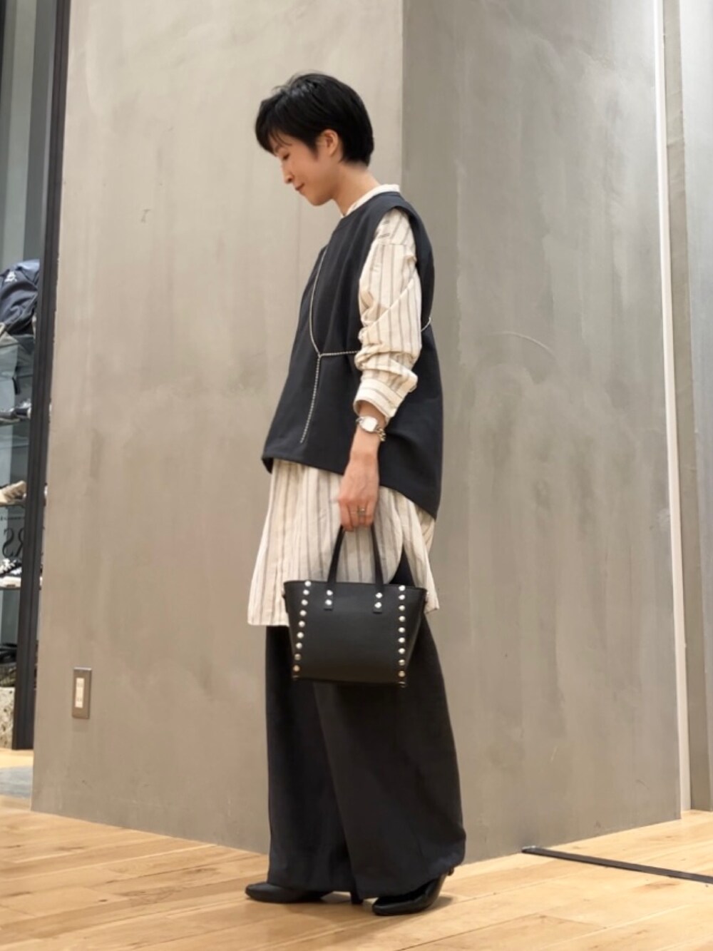 「EKAL、DOORS、FORK&SPOON、AULENTTI、SMELLY、30代前半、低身長、イエべ秋、骨格ナチュラル、ナチュラル×イエベ秋、シューズサイズ23cm〜23.5cm、シャツ、吸水速乾、UVカット」|「EKALの『吸水速乾/UVカット』ハイツイストフレンチスリーブブラウス(シャツ/ブラウス、グレー系)」を使った、よねむらあやさん(レディース・150cm)の秋コーディネートの5枚目の写真