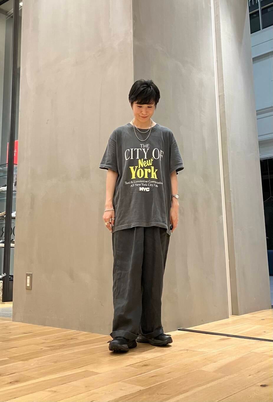 ブラック系のTシャツ/カットソー、ブラック系のその他パンツ、ブラック系のテーラードジャケットを着用したレディースの夏コーディネートの5枚目の写真