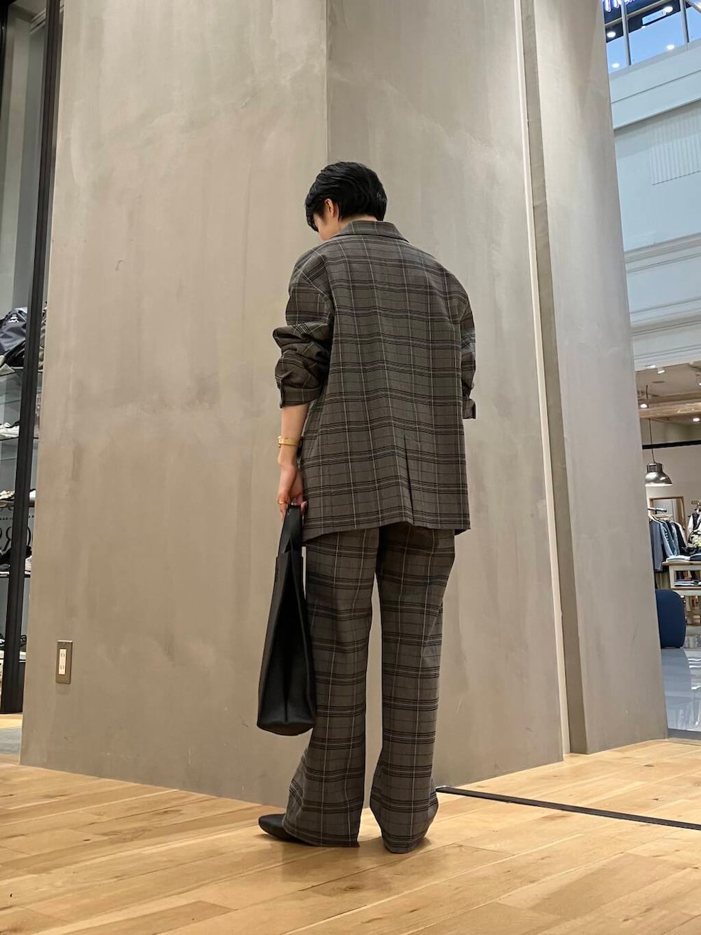 ホワイト系のキャミソール、ホワイト系のTシャツ/カットソー、ブラック系のパンプスを着用したレディースの秋コーディネートの4枚目の写真