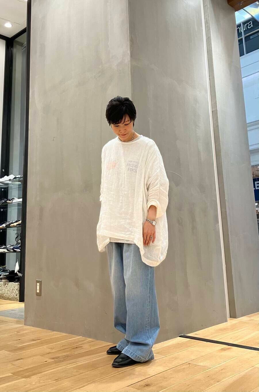 グレー系のTシャツ/カットソー、ブラック系のサンダル、ブルー系のデニムパンツを着用したレディースの夏コーディネートの6枚目の写真