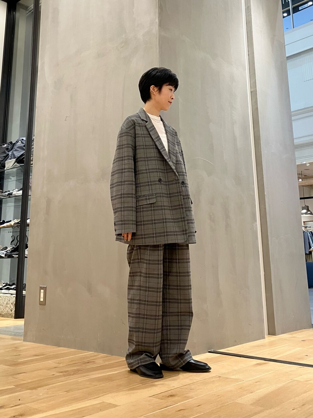 「FORK&SPOON、AudreyandJohnWad、URBAN RESEARCH、URBAN RESEARCH DOORS、Hender Scheme、30代前半、低身長、イエベ秋、骨格ナチュラル、ナチュラル×イエベ秋、シューズサイズ23cm〜23.5cm、ジャケット、パンツスタイル、セットアップ、チェック柄」|「FORK&SPOONの『セットアップ対応/イージーケア』FORK&SPOON ideal stretchイージーパンツ(その他パンツ、その他)」を使った、よねむらあやさん(レディース・150cm)の秋コーディネートの6枚目の写真