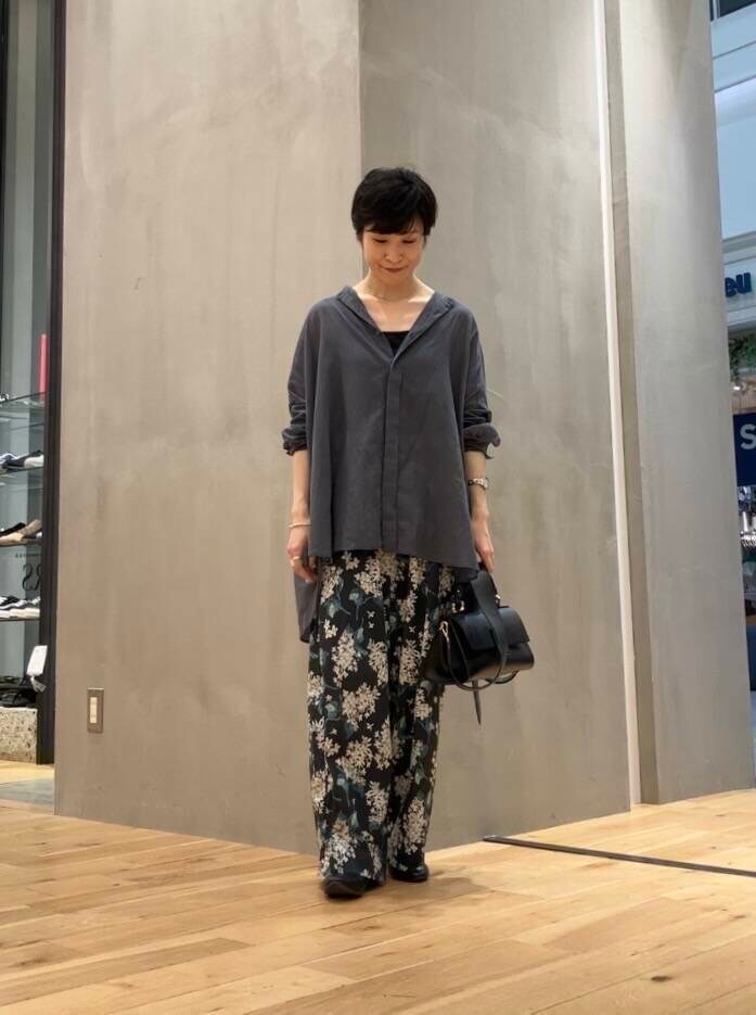 ブラック系のキャミソール、ブラック系のその他パンツ、ブラック系のパンプスを着用したレディースの夏コーディネートの5枚目の写真