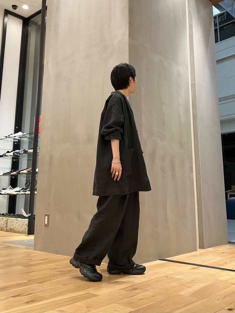 ブラック系のTシャツ/カットソー、ブラック系のその他パンツ、ブラック系のテーラードジャケットを着用したレディースの夏コーディネートの4枚目の写真