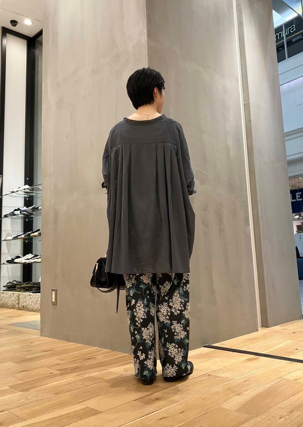 ブラック系のキャミソール、ブラック系のその他パンツ、ブラック系のパンプスを着用したレディースの夏コーディネートの3枚目の写真