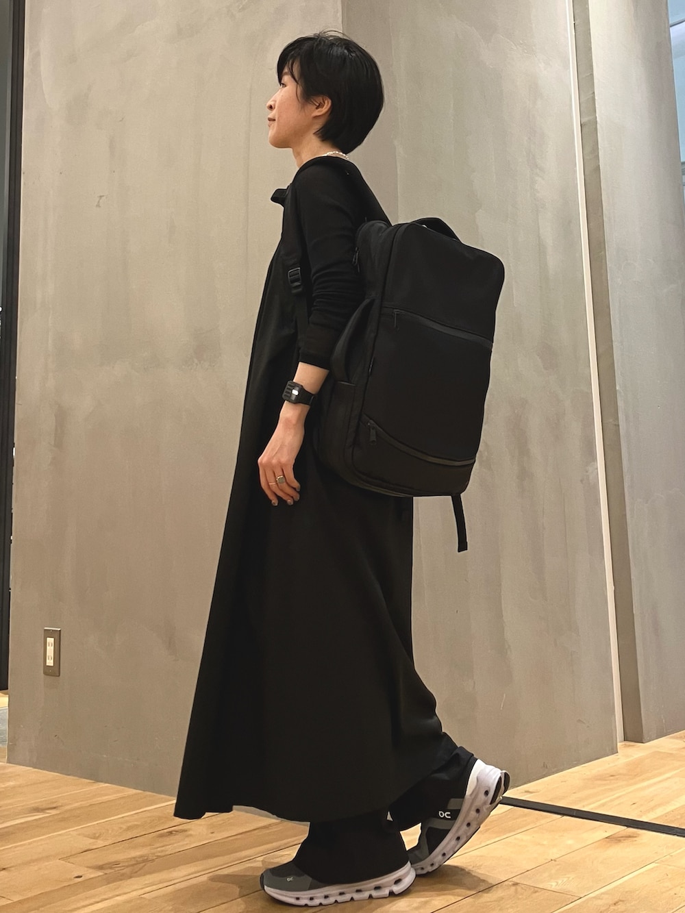 ブラック系のワンピース、ブラック系のその他パンツ、ブラック系のスニーカーを着用したレディースの夏コーディネートの3枚目の写真