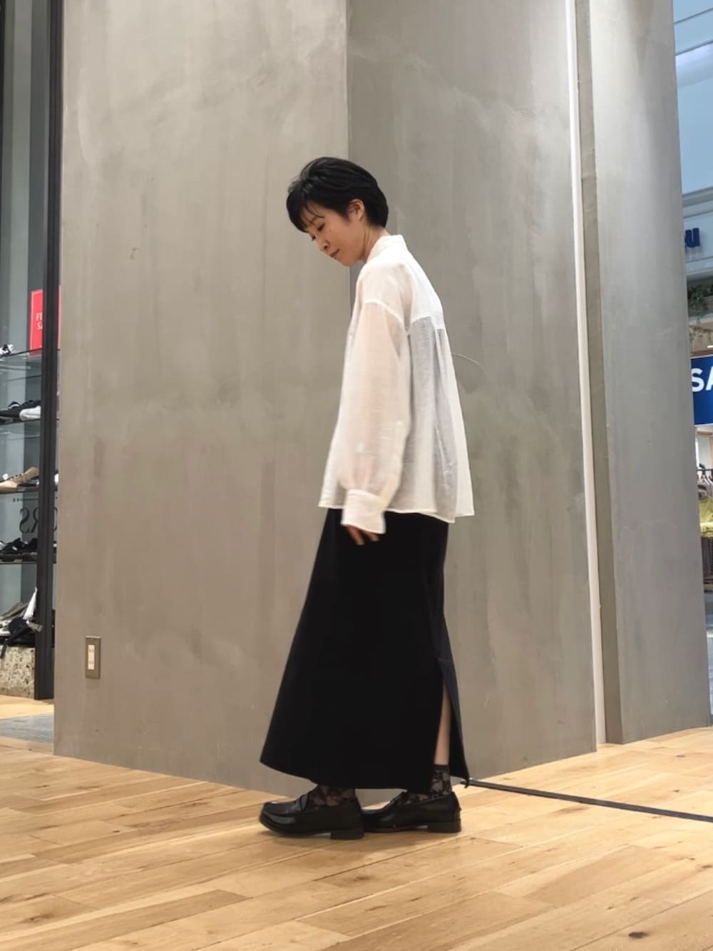 ホワイト系のシャツ/ブラウス、ブラック系のスカート、ブラウン系のショルダーバッグを着用したレディースの夏コーディネートの4枚目の写真