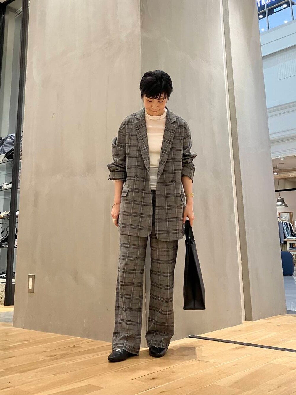 ホワイト系のキャミソール、ホワイト系のTシャツ/カットソー、ブラック系のパンプスを着用したレディースの秋コーディネートの2枚目の写真