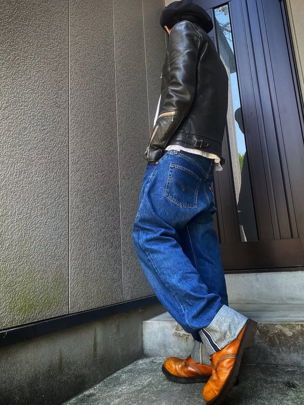 ブルー系のライダースジャケット、ホワイト系のTシャツ/カットソー、ブルー系のデニムパンツを着用したメンズの春コーディネートの2枚目の写真