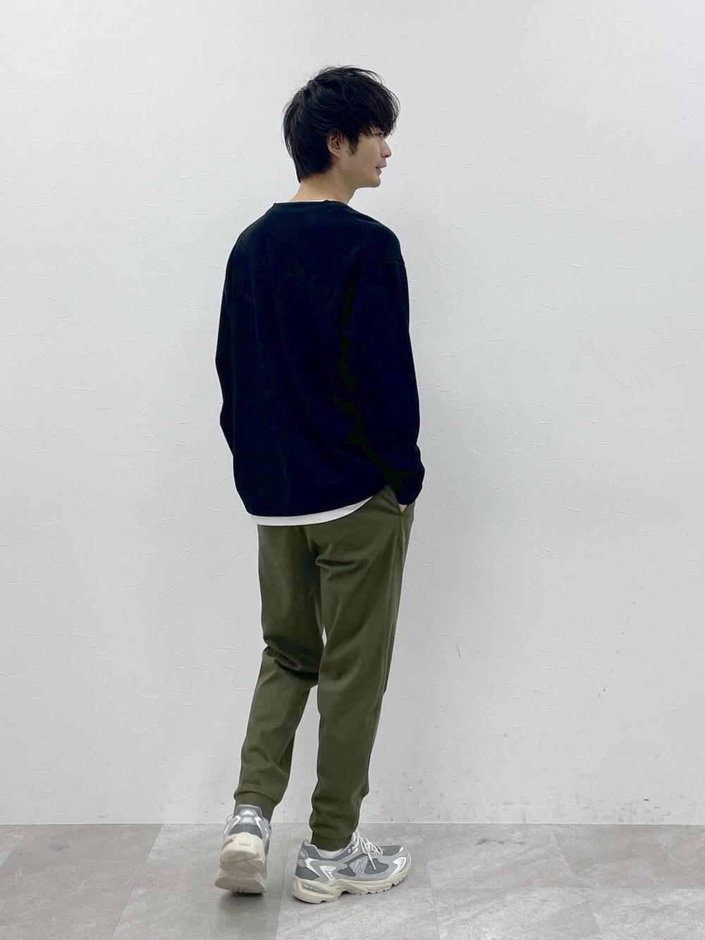 グリーン系のその他パンツ、ブラック系のTシャツ/カットソーを着用したメンズの春コーディネートの3枚目の写真