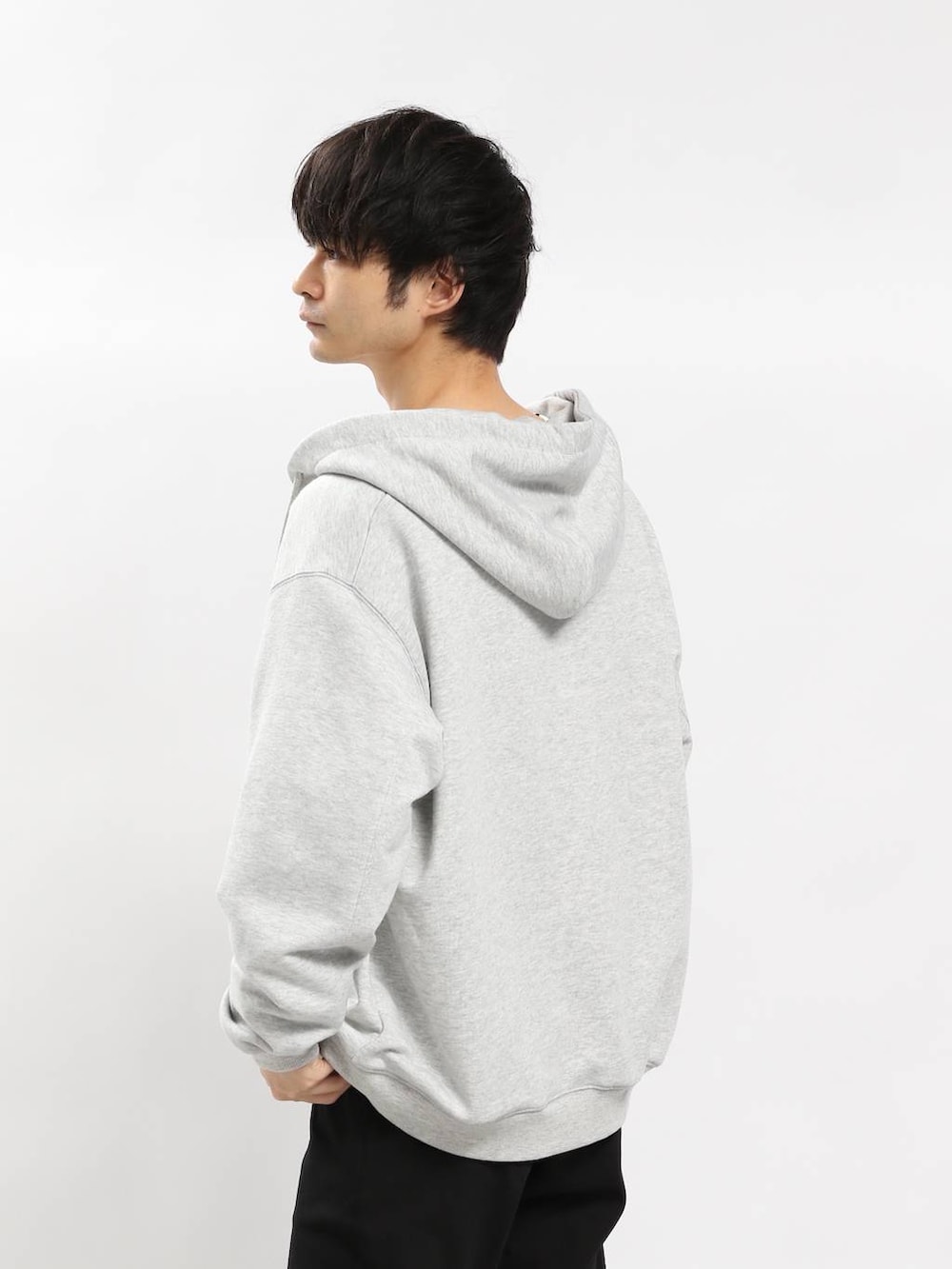 グレー系のショルダーバッグ、ブラック系のその他パンツ、グレー系のパーカーを着用したメンズの春コーディネートの5枚目の写真