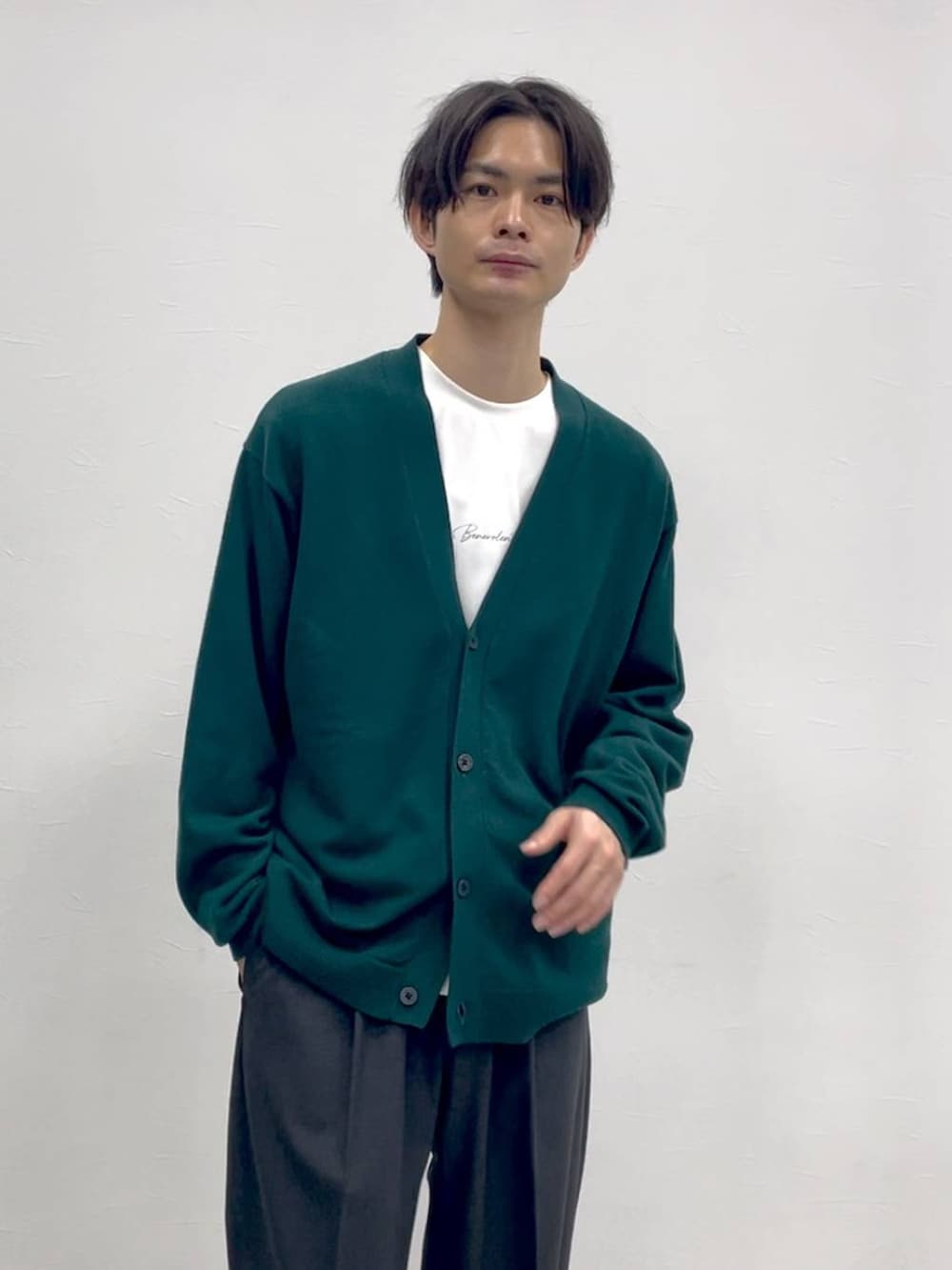 グリーン系のカーディガン/ボレロ、グレー系のスラックスを着用したメンズの冬コーディネートの3枚目の写真