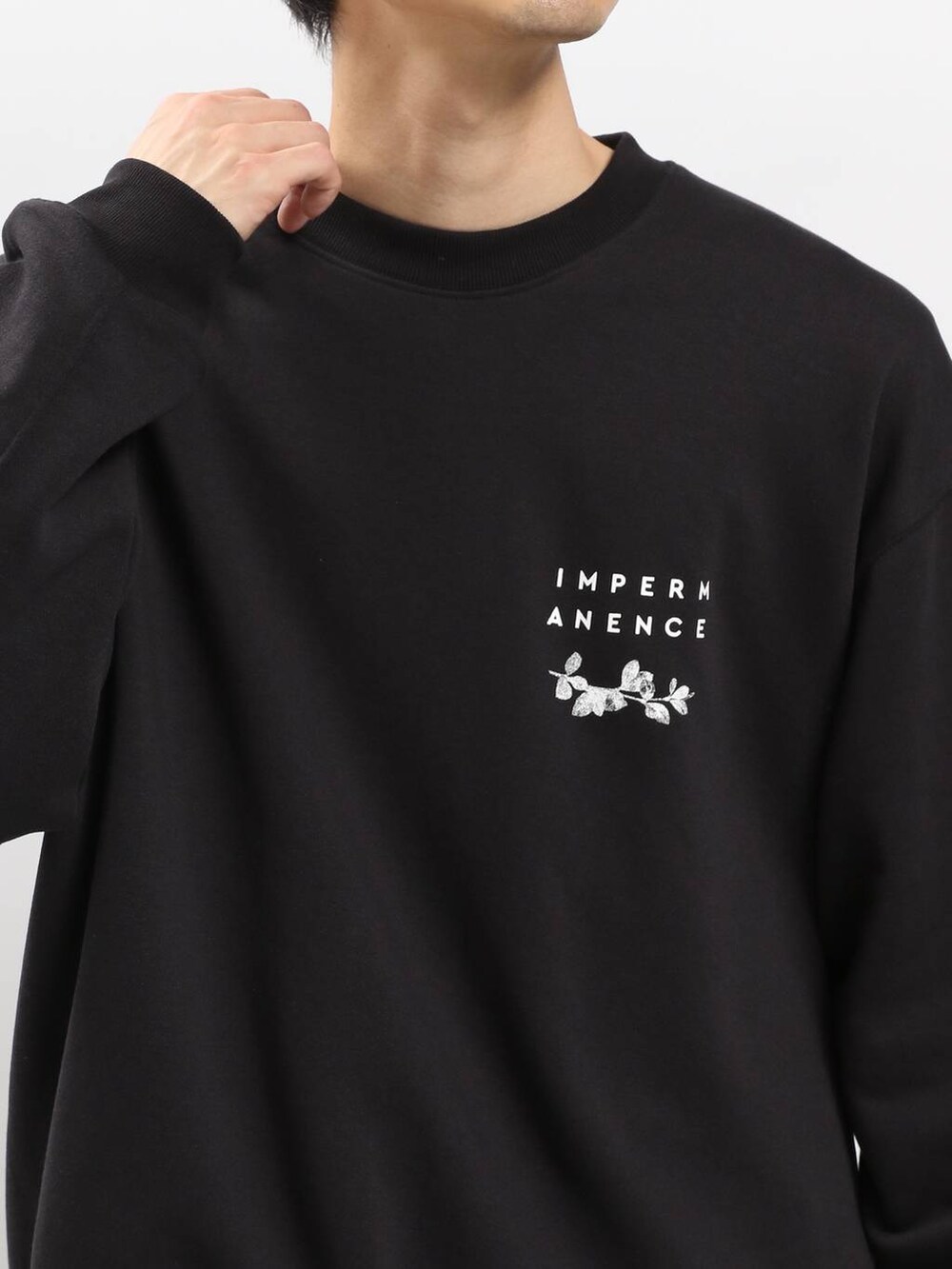 グレー系のその他パンツ、ブラック系のスウェットを着用したメンズの冬コーディネートの4枚目の写真