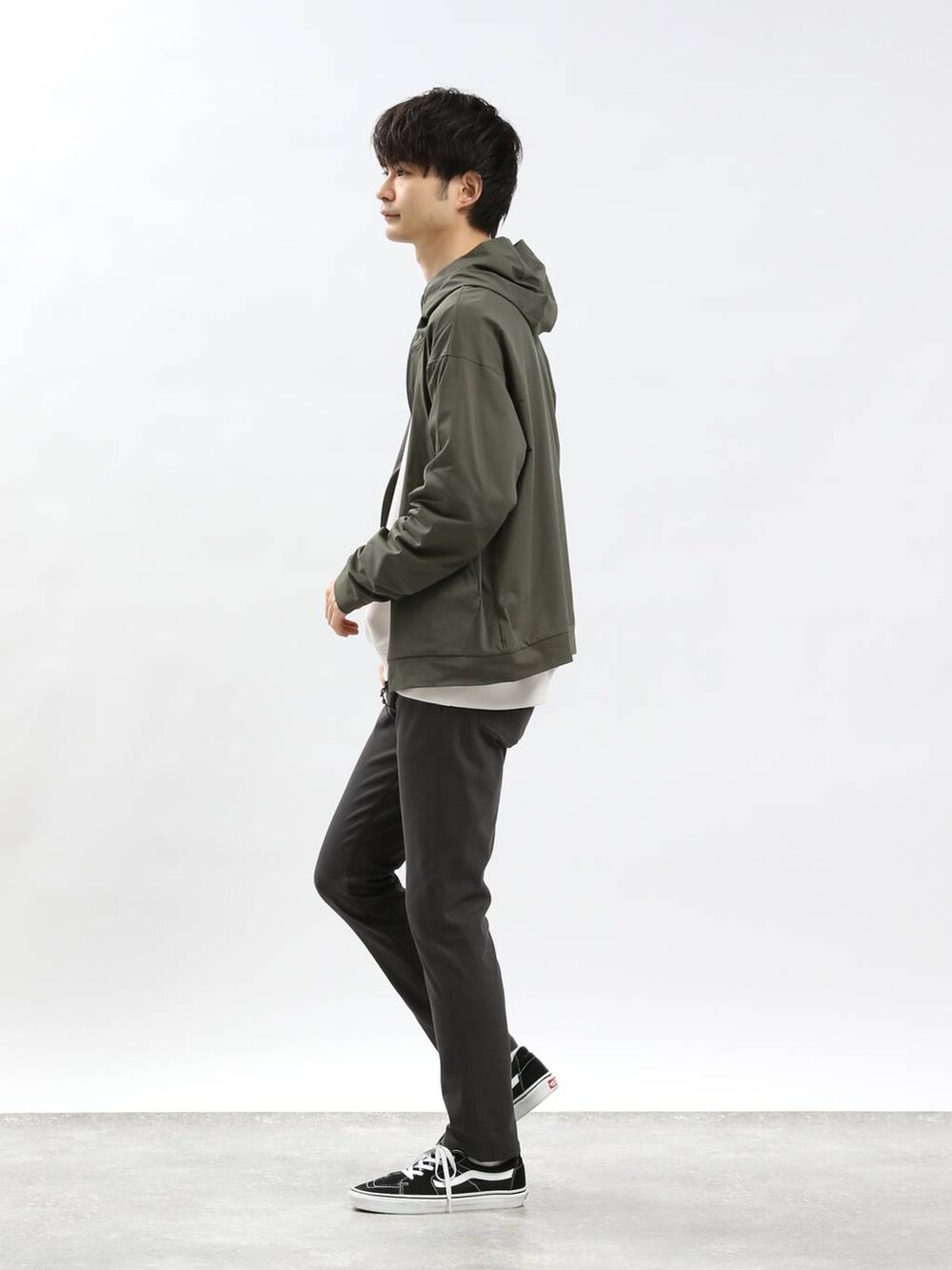グリーン系のパーカー、グレー系のその他パンツ、ホワイト系のスウェットを着用したメンズの春コーディネートの2枚目の写真