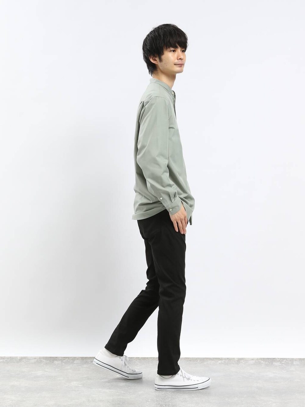 ブラック系のその他パンツ、グリーン系のシャツ/ブラウスを着用したメンズの冬コーディネートの2枚目の写真