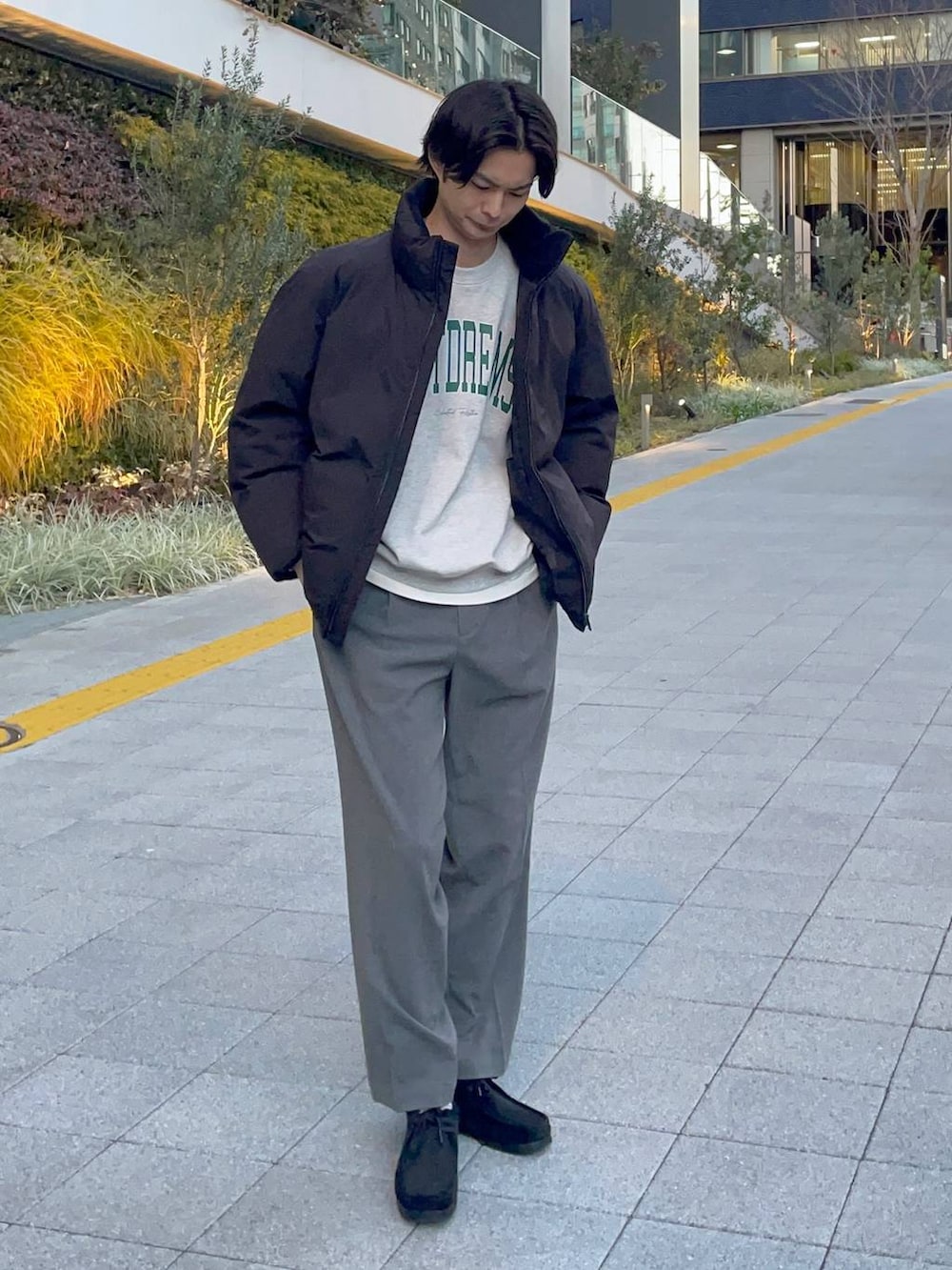 グレー系のその他パンツ、グレー系のスウェット、ブラック系のブルゾンを着用したメンズの冬コーディネートの2枚目の写真