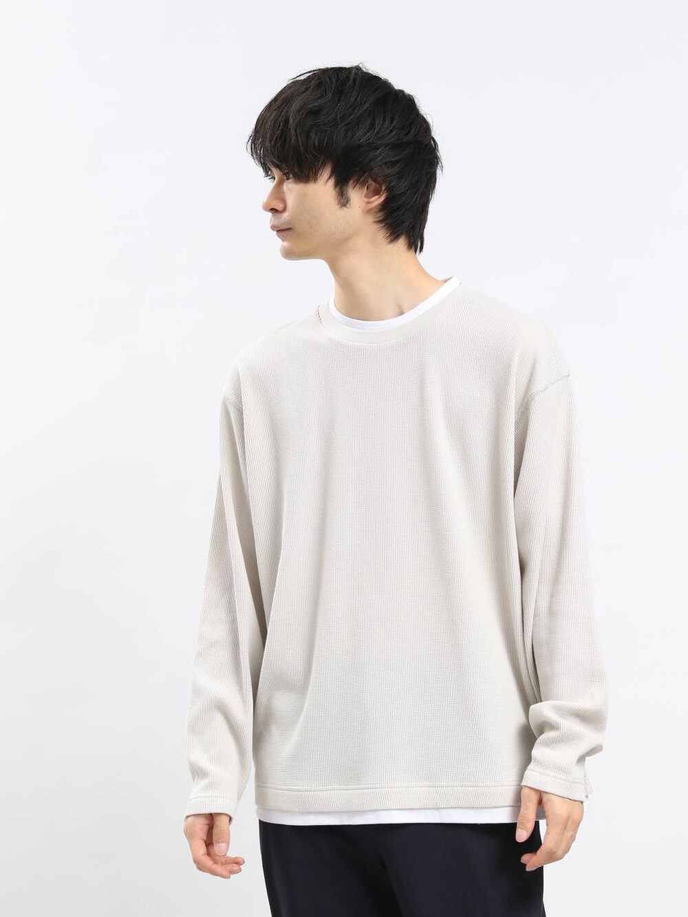ブラック系のその他パンツ、ホワイト系のTシャツ/カットソーを着用したメンズの春コーディネートの4枚目の写真