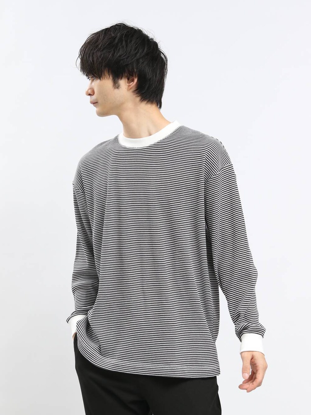 ブラック系のその他パンツ、グレー系のTシャツ/カットソーを着用したメンズの春コーディネートの4枚目の写真