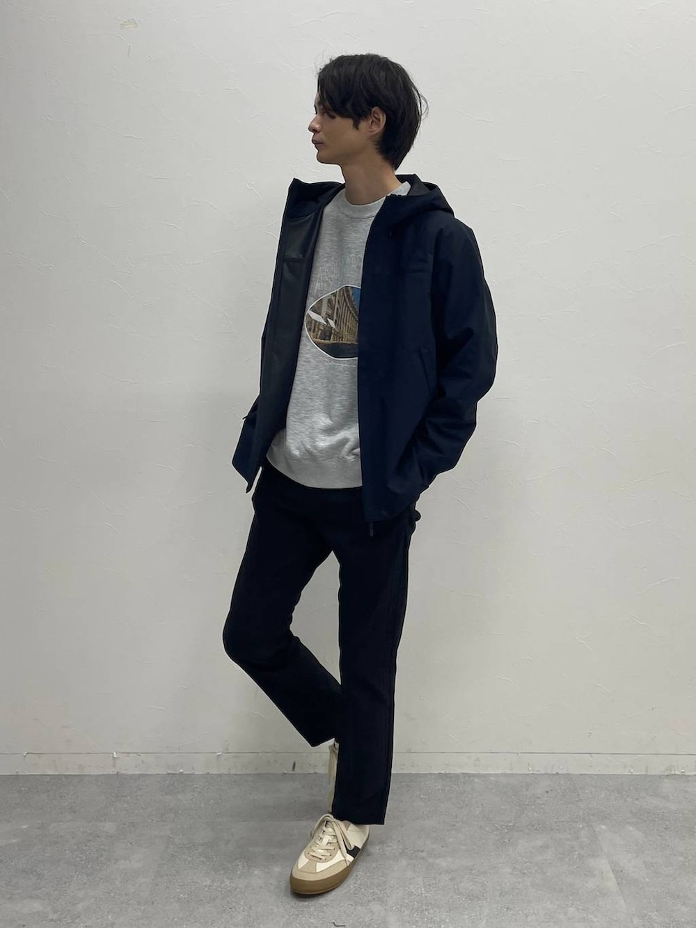 グレー系のスウェット、ブラック系のその他パンツ、ブルー系のマウンテンパーカーを着用したメンズの冬コーディネートの3枚目の写真