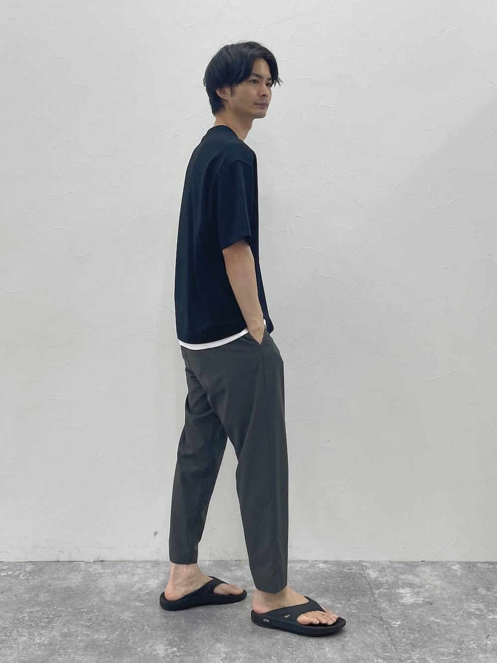 グレー系のその他パンツ、ブラック系のTシャツ/カットソーを着用したメンズの夏コーディネートの2枚目の写真