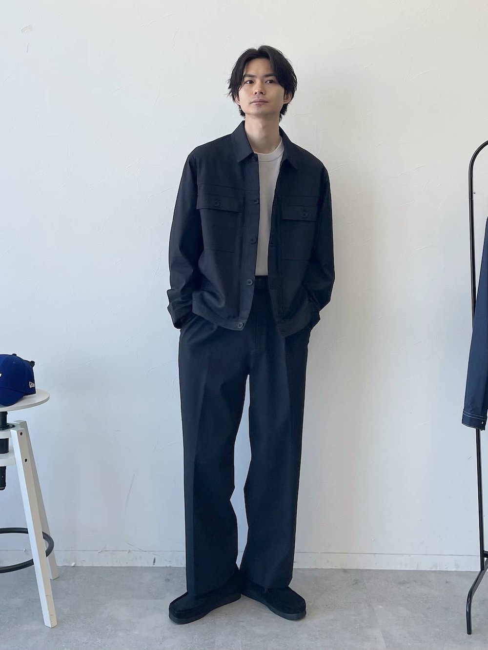 ホワイト系のニット/セーター、ブラック系のモカシン/デッキシューズ、ブルー系のデニムパンツを着用したメンズの冬コーディネートの3枚目の写真