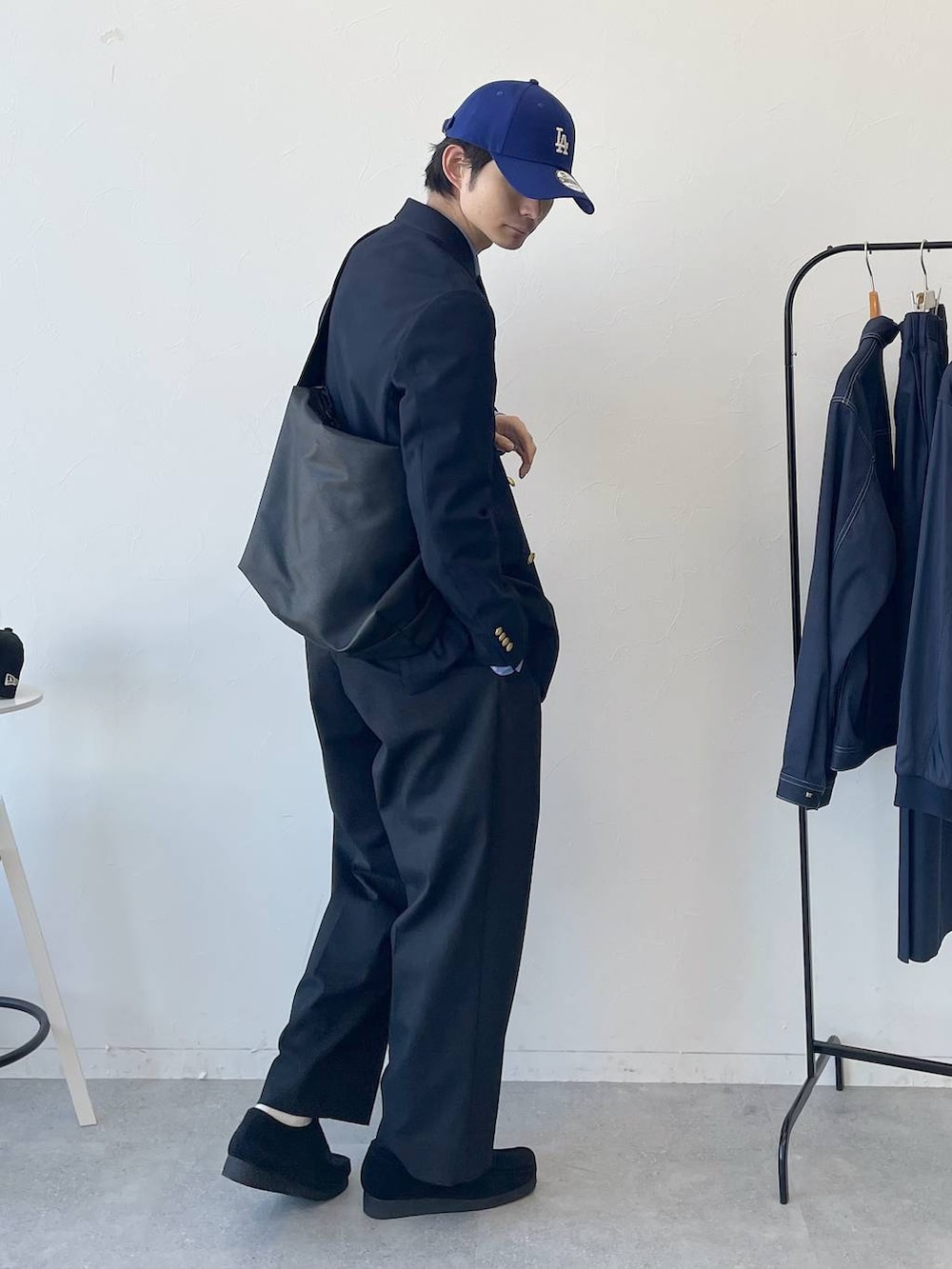 ブルー系のテーラードジャケット、ブラック系のモカシン/デッキシューズ、ブルー系のシャツ/ブラウスを着用したメンズの冬コーディネートの2枚目の写真