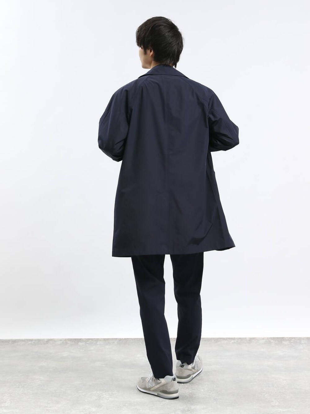 ブルー系のその他パンツ、ブルー系のステンカラーコート、ブルー系のシャツ/ブラウスを着用したメンズの冬コーディネートの4枚目の写真