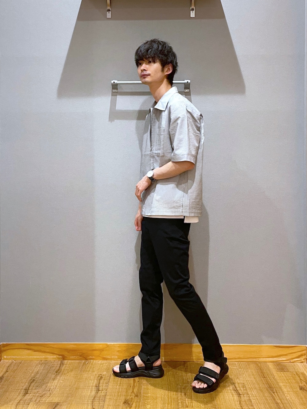 ブラック系のその他パンツ、ブラック系のサンダル、ホワイト系のTシャツ/カットソーを着用したメンズの春コーディネートの2枚目の写真